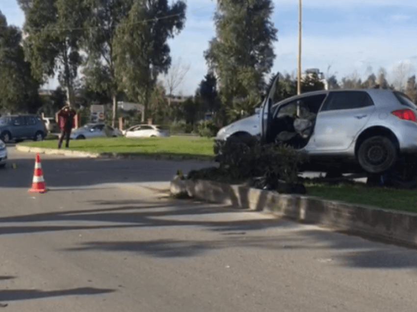 Përplasen dy makina tek Ura e Dajlanit/ Mbetet e lënduar drejtuesja në Durrës