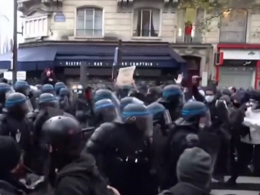 Vijojnë protestat në Francë, policia përdor gaz lotsjellës dhe ujë për të shpërndarë turmën 