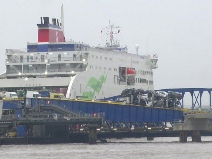 Britani e Madhe: 300 pasagjerë u bllokuan në anije për shkak të COVID-19