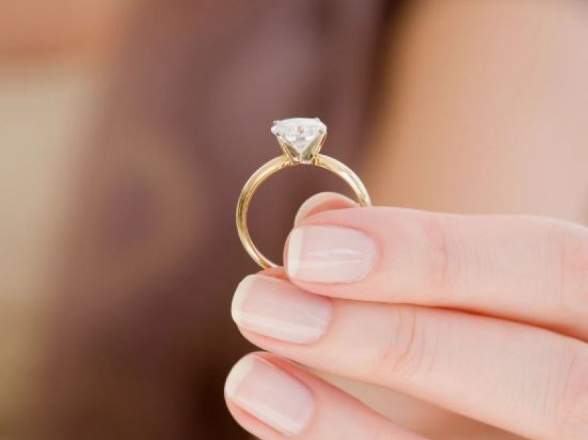 E propozoi me një unazë prej 2,200 paundësh, vajza e refuzoi sepse partneri nuk shpenzoi as 10% të pagës së tij