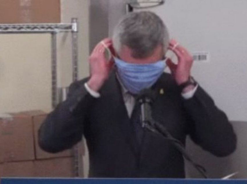 Video që po bën xhiron e rrjetit, zv.ministri vendos maskën në mënyrë mjaft qesharake