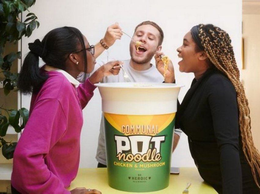 Noodle hap konkurs, krijon tasin me makarona më të madh në botë