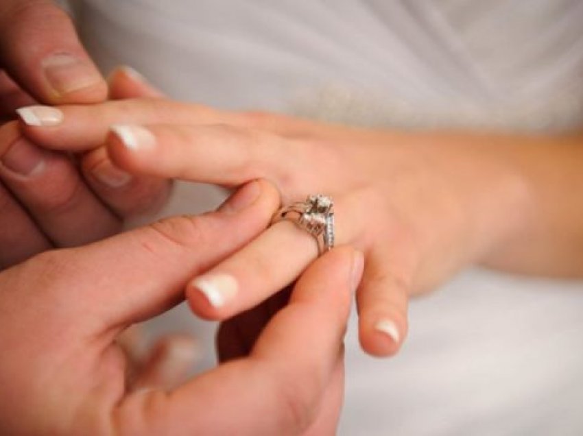 Arsyeja pse unaza e martesës vendoset në gishtin e katërt