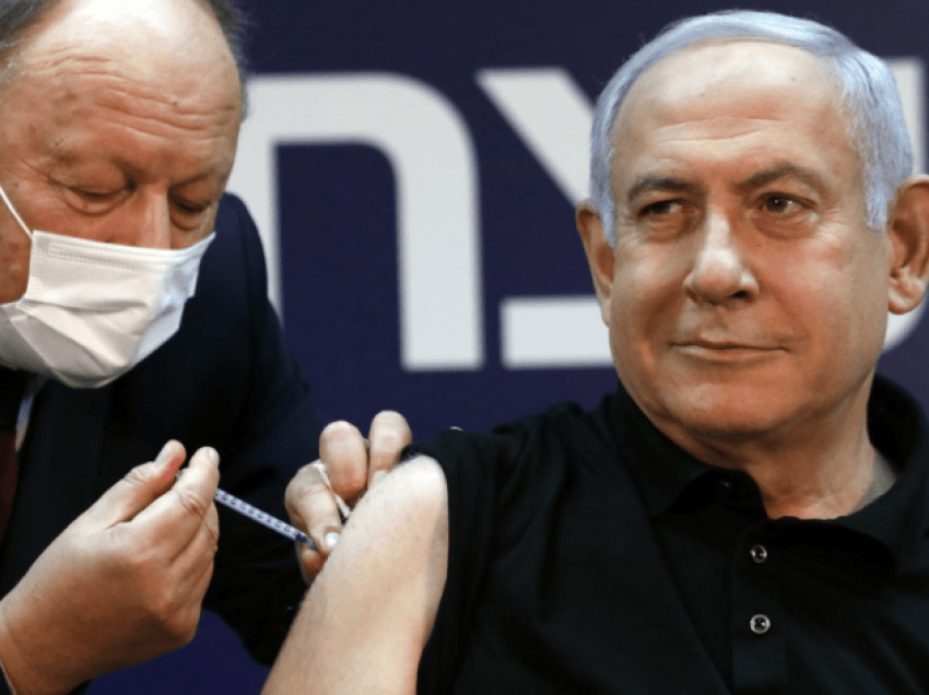 Benjamin Netanyahu merr vaksinën e Pfizer në transmetim “live”: Bashkë dalim nga pandemia