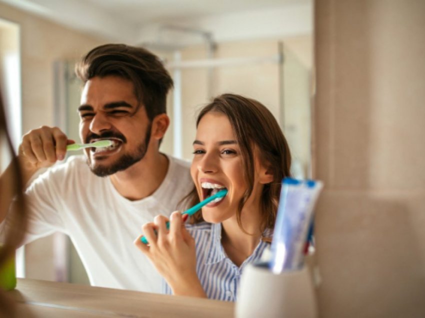 Ekspertët i japin fund dilemës: Kur duhet t’i lajmë dhëmbët para apo pas mëngjesit?