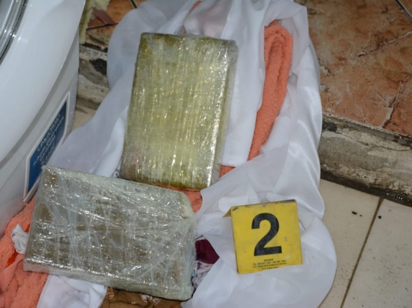Iu gjet 1.2 kg kokainë e fshehur brenda lavatriçes, arrestohet sërish 50 vjeçarja në Lezhë