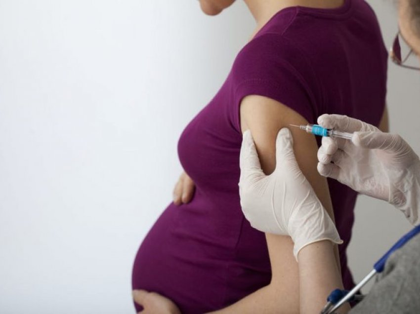 A duhet të vaksinohen kundër Covid-19 gratë shtatzëna dhe ato që janë duke ushqyer fëmijën me gji?