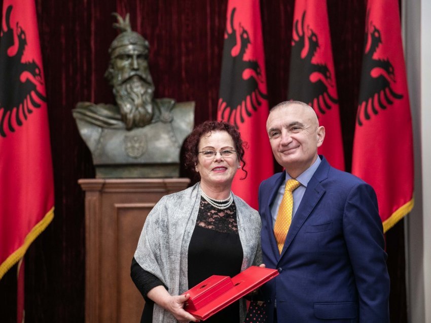 Presidenti Meta dekoron artisten e shquar të kinematografisë shqiptare