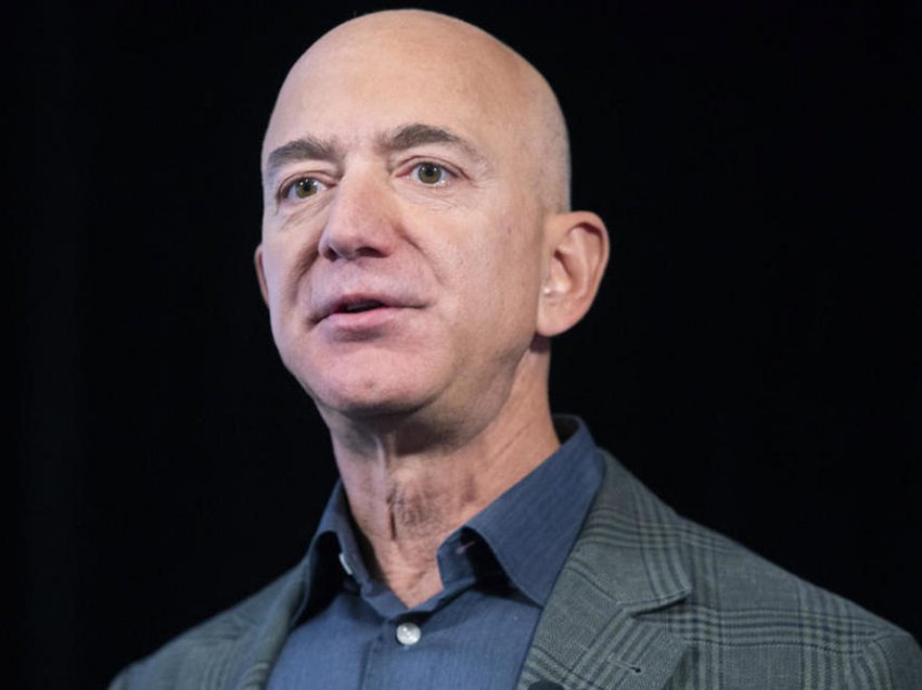 Derisa Jeff Bezos fle në 200 miliardë dollarë, punonjësit e tij mezi “mbijetojnë” me faturat dhe punojnë nga 12 orë – disa nuk kanë kulm mbi kokë