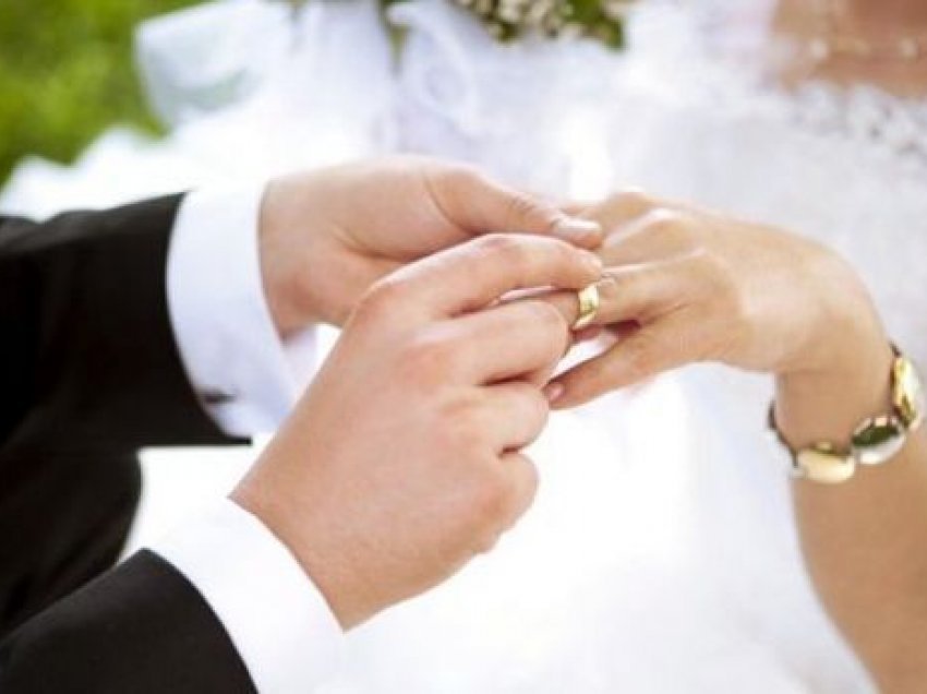 A e dini pse unaza e marteses vendoset në gishtin e katërt?