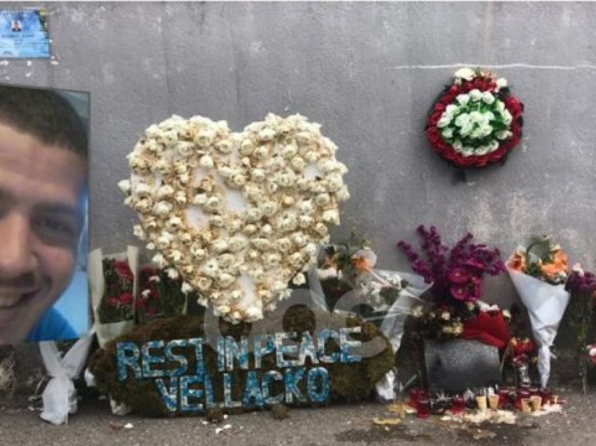 “U prehsh në paqe”, familjarët e Klodian Rashës kurora me lule në nderim të kujtimit për të