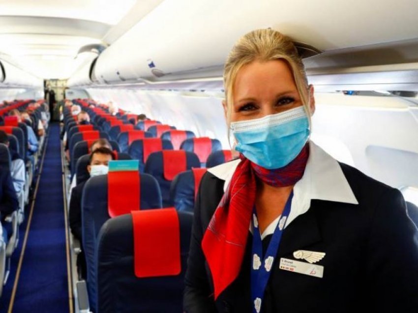 ​Stjuardesa zbuloi se çfarë ndodh nëse dikush vdes gjatë fluturimit?