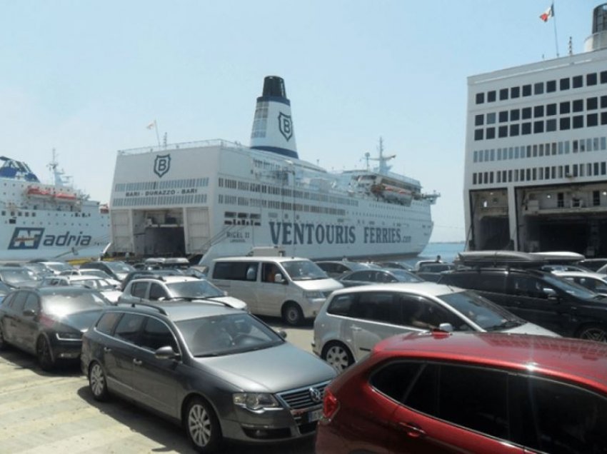 Mbyllja e Italisë për festa, emigrantët shqiptarë nxitojnë të kthehen në vendlindje përmes portit të Durrësit