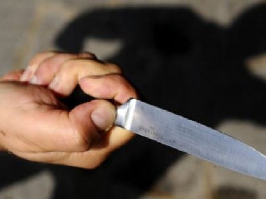 Përleshje në Sarandë, i riu qëllohet 4 herë me thikë