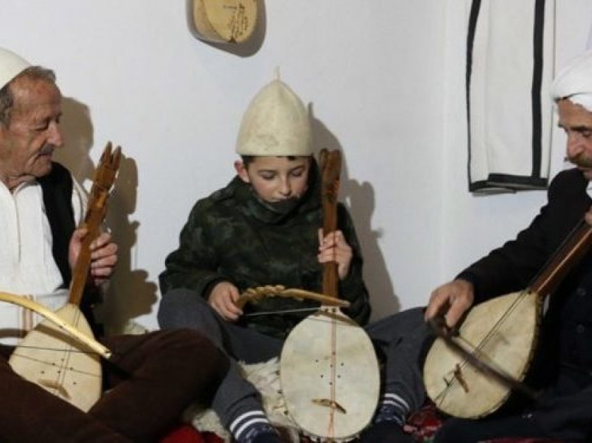 Për herë të parë në Kosovë dhe Shqipëri hapet shkolla për mësimin e instrumentit të lahutës