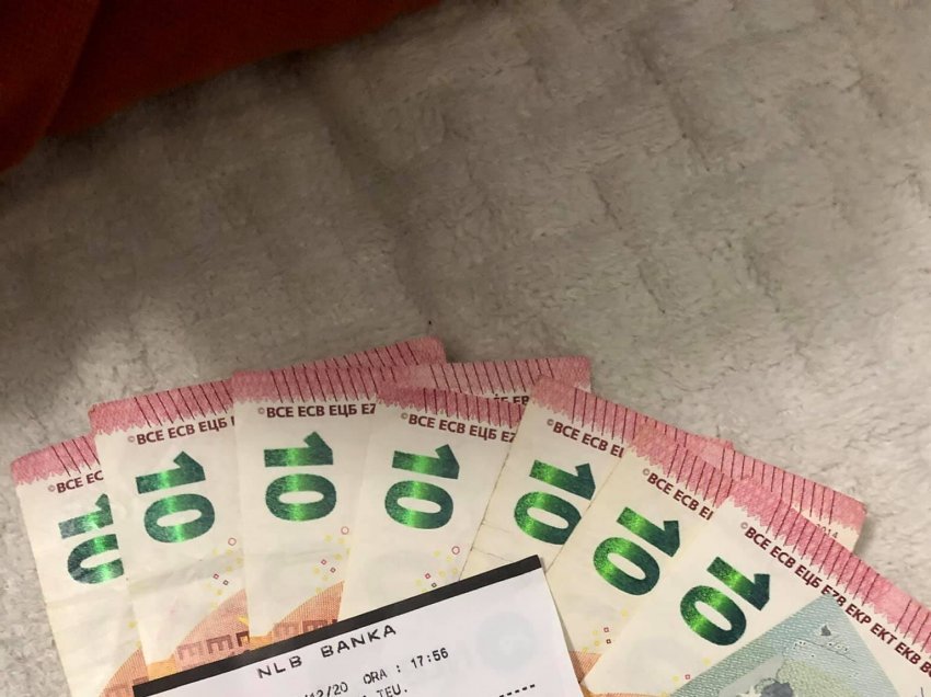 Qytetari nga Mitrovica gjen para afër bankomatit, pret pronarin të lajmërohet