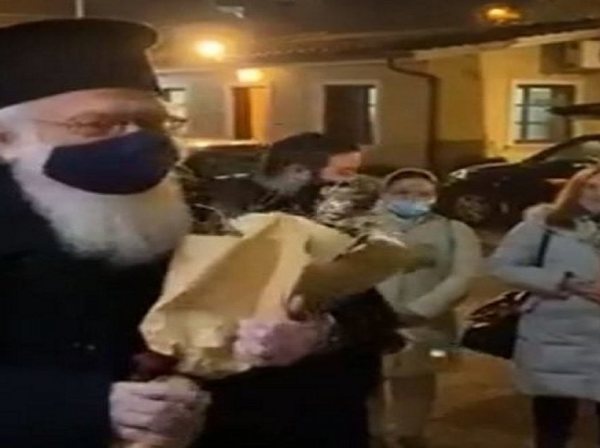 Kryepeshkopi Janullatos rikthehet në Tiranë pasi fitoi betejën me koronavirusin