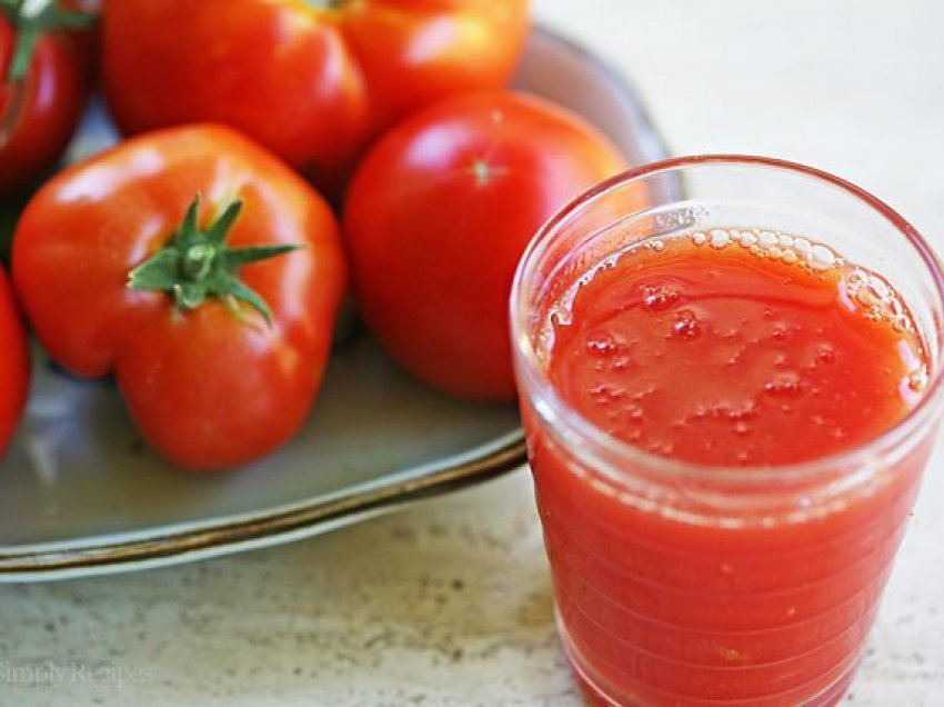 Nga eleminimi i qelizave kancerogjene deri tek kolesteroli, shkenca shpjegon arsyet përse duhet të pini lëng domateje