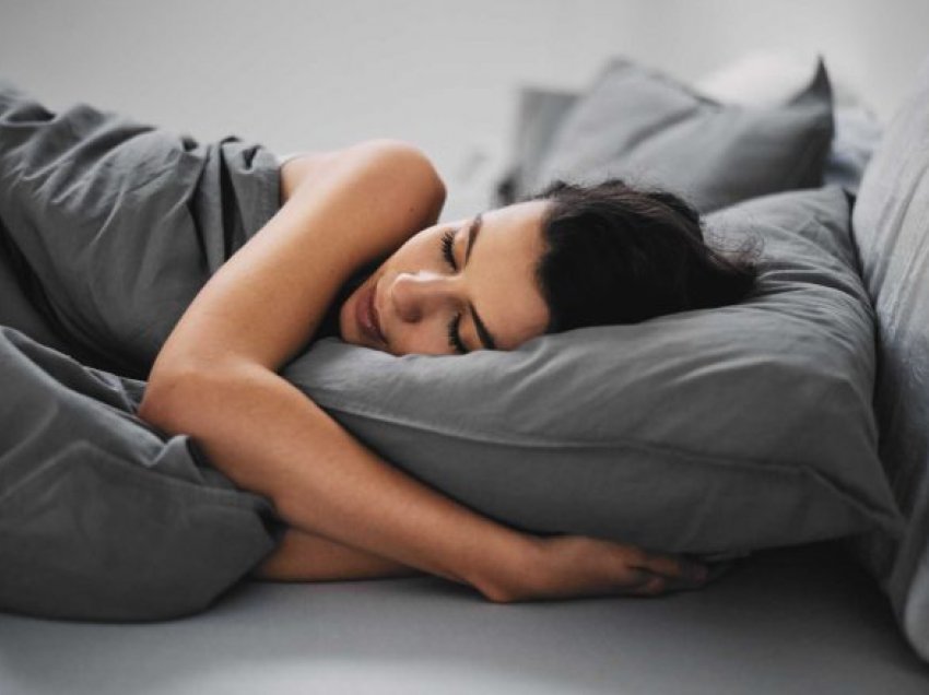Gjumi juaj sonte ndikon në mënyrën se si reagoni ndaj stresit nesër