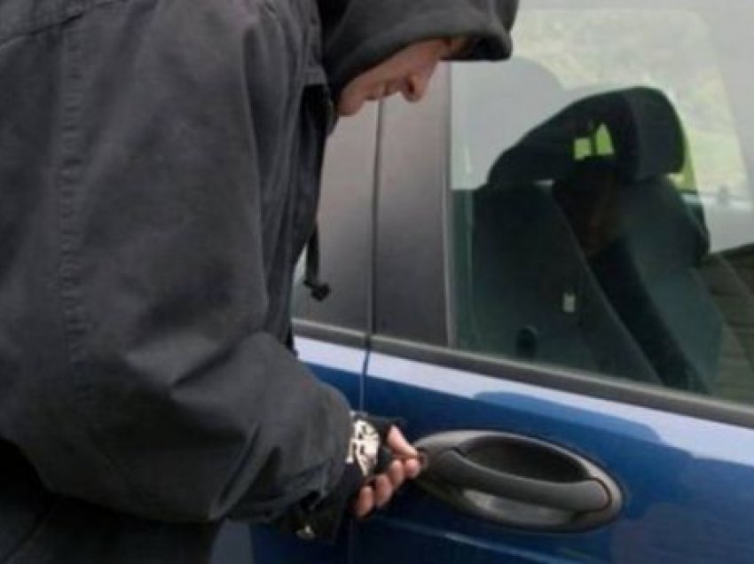 Mërgimtarit i thyhet vetura dhe i vidhet çanta me para e dokumente në Fushë-Kosovë