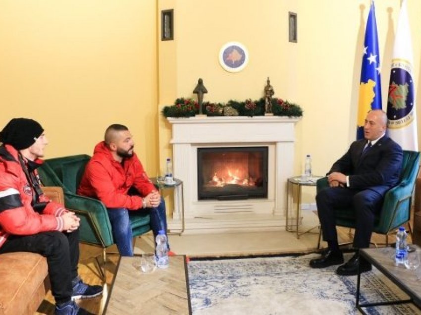 Haradinaj takon djalin nga Deçani që do të dhurojë veshkën për vajzën nga Mitrovica