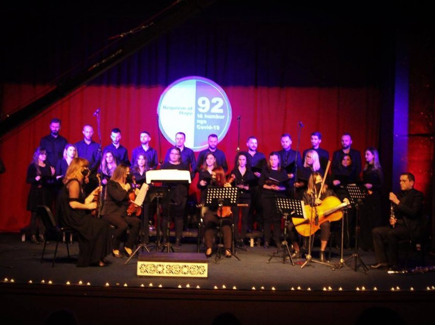 Gjilani organizoi koncert të muzikës klasike në nderim të 93 qytetarëve të cilët e humbën betejën me COVID-19