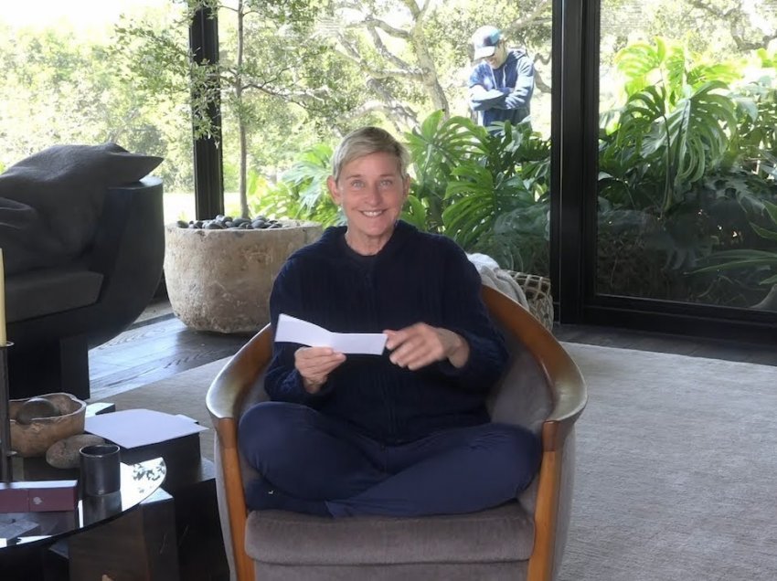 Ellen DeGeneres fotografohet jashtë shtëpisë pa maskë disa ditë pasi u infektua me Covid-19