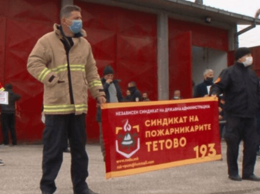 Zjarrfikësit e Tetovës vazhdojnë protestat, thonë se do të dalin nëpër rrugët e qytetit