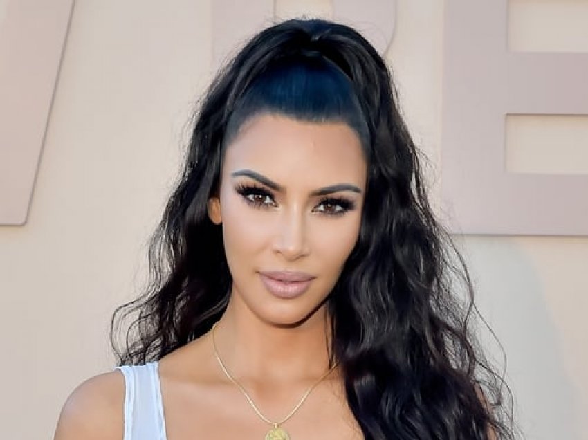 Kim Kardashian dhuron 500 mijë dollarë “për të shprëndarë dashuri në një vit të vështirë”