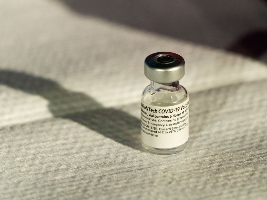 Britani: Pfizer dhe Moderna po testojnë vaksinat kundër variantit të ri të koronavirusit