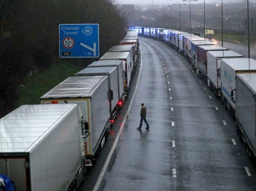 Kaos në Britani, mijëra kamionë në radhë pasi Franca bllokoi udhëtimet