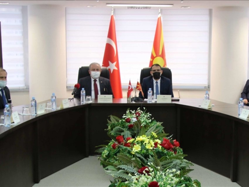 Kryeparlamentari turk Şentop vazhdon takimet në Maqedoninë e Veriut