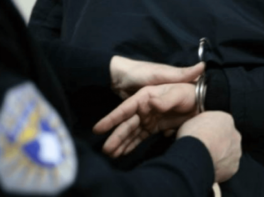 U prezantua rrejshëm si polic me armë të plastikës, arrestohet 47 vjeçari nga Prizreni