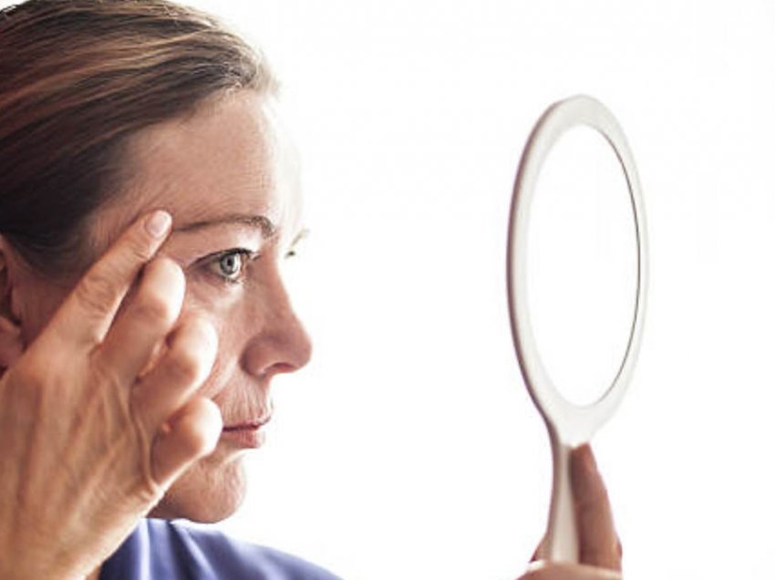 Tregohuni të vëmendshme, këto 5 zakone të përditshme ju shtojnë rrudhat në fytyrë