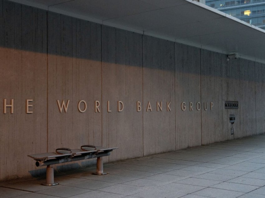 Banka Botërore: Mëkëmbja e ekonomisë kineze është më e shpejtë se parashikimi, por mbeten rreziqe