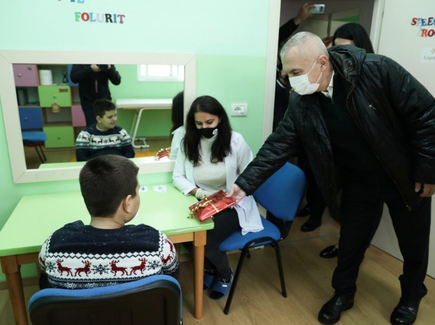 ‘Jo vetëm në prag të festave, por të mbështeten në mënyrë të përhershme’, Meta viziton fëmijët me aftësi të veçanta në Elbasan