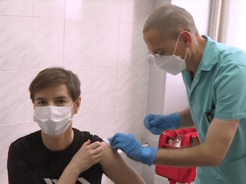 Serbi, kryeministrja vaksinohet e para