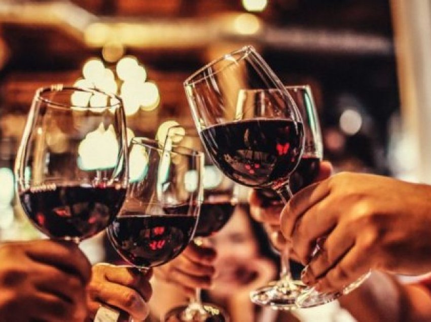 Alkooli për festa: Ja disa truke si të pimë me mend në kokë