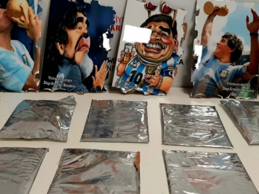 ​Kokainë brenda pikturave të Maradonës, arrestohet 72-vjeçari
