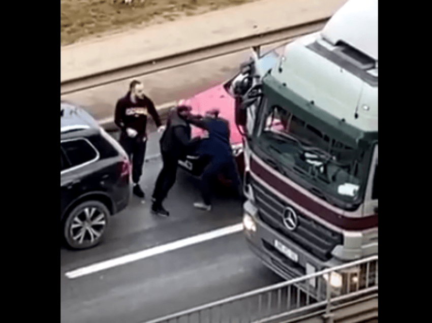 Tre shoferë në Prishtinë dalin prej veturave dhe rrihen midis kolonës
