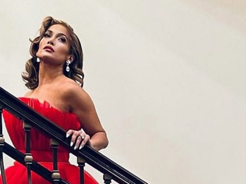 Në festën e Krishtlindjeve, Jennifer Lopez shfaqet plot shik me fustanin e kuq