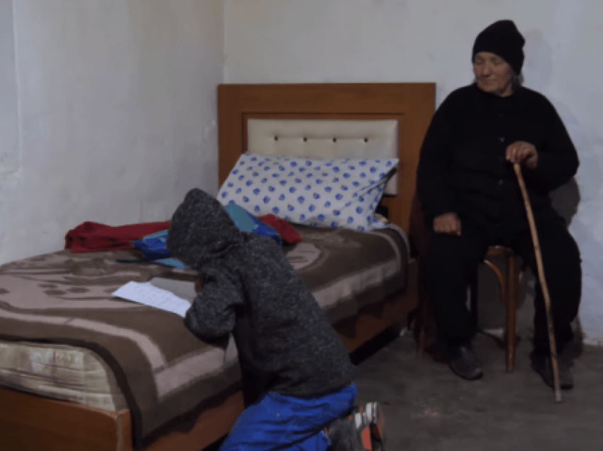 Historia tragjike e dy të miturve në Tepelenë/ Humbën të atin dhe nënën, rriten mes mjerimit nga gjyshja