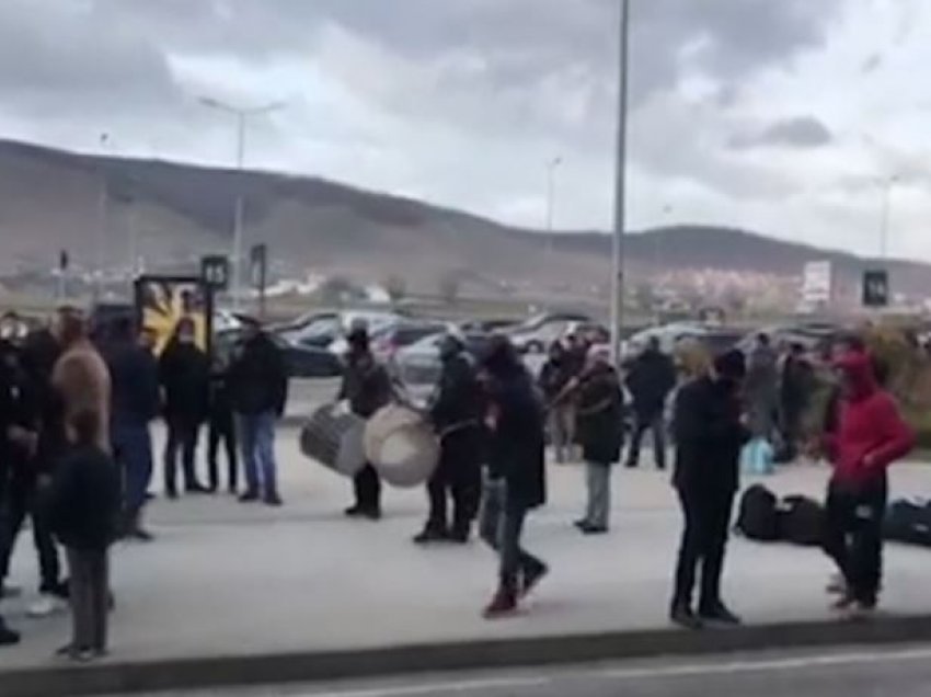 ​Pritja e bashkatdhetarëve me tupana e valle në Aeroportin e Prishtinës