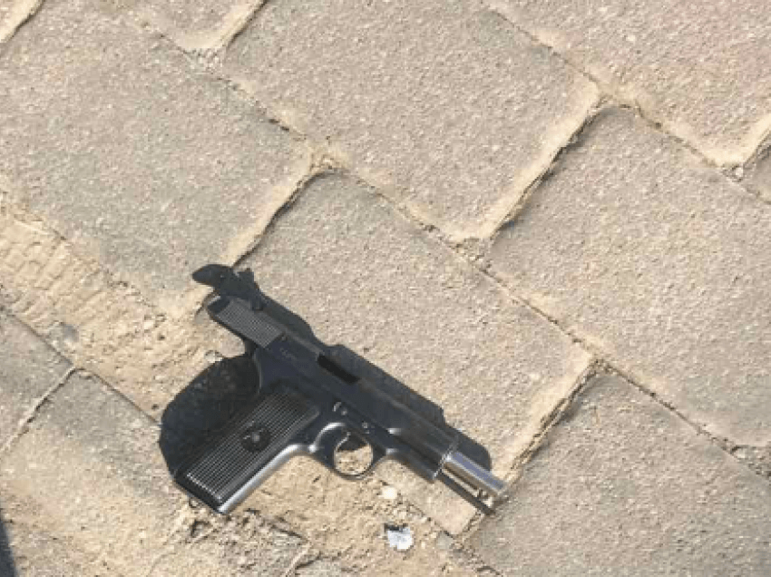 Prishtinë/ Gjendet një revole në trotuar