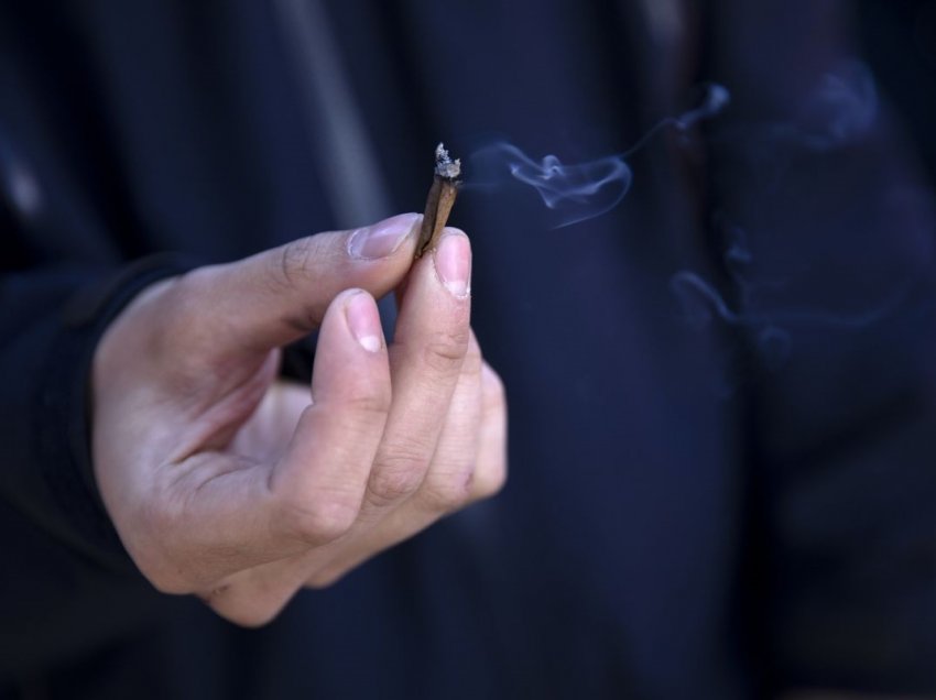 Policia ia “zë në fyt” gjakovarit cigaren me marihuanë