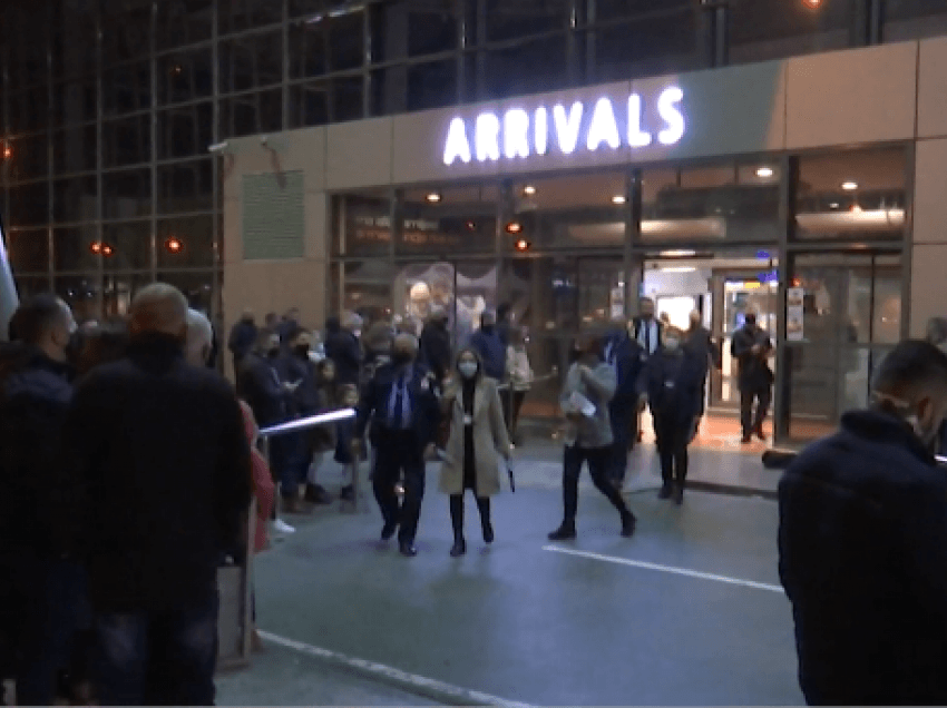 Policia dhe inspektorati dalin në aeroport për të kërkuar nga mërgimtarët zbatimin e masave anticovid