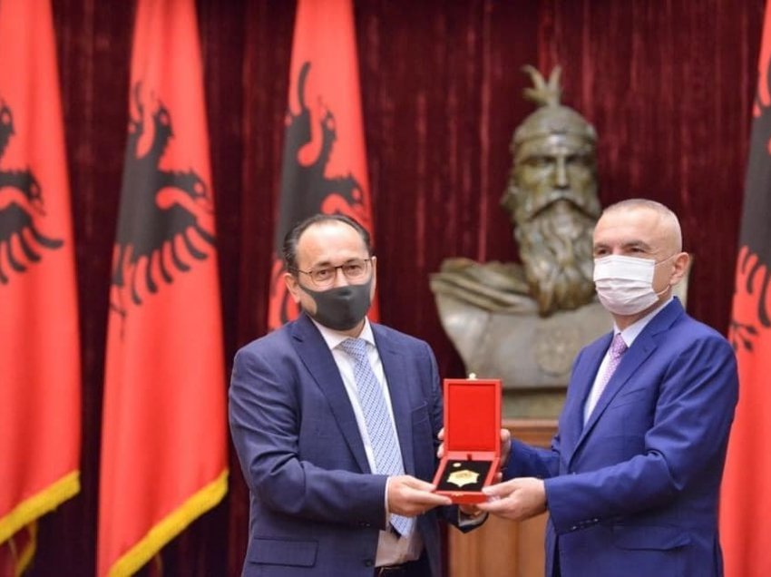 Presidenti Ilir Meta, e nderoi me Titullin “Kalorës i Urdhrit të Skënderbeut