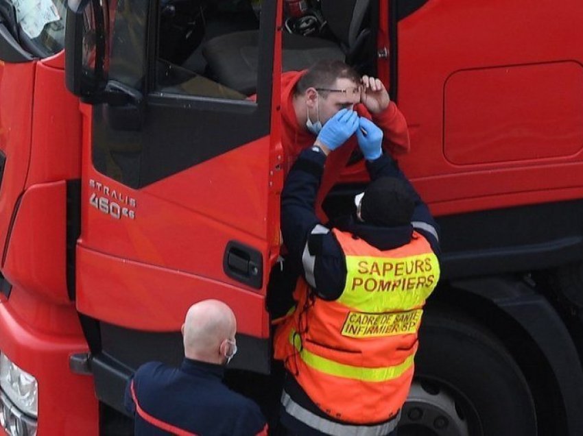 Kaosi në kufirin Angli - Francë: Mijëra shoferë kamionësh i kalojnë Krishtlindjet në kabinë