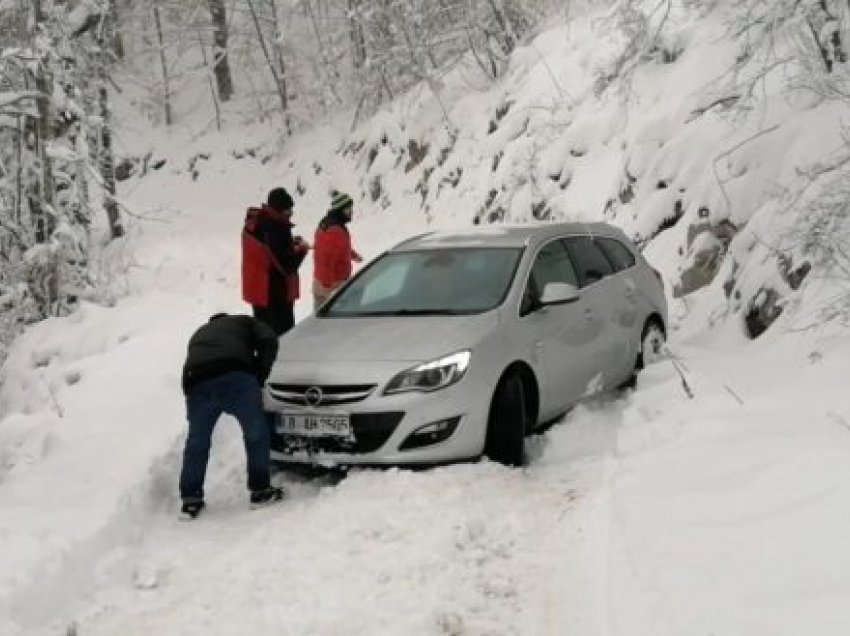 Me zërin e dridhur “Ndihmë, jemi bllokuar”, shpëtohet familja shqiptare mes borës në Kroaci