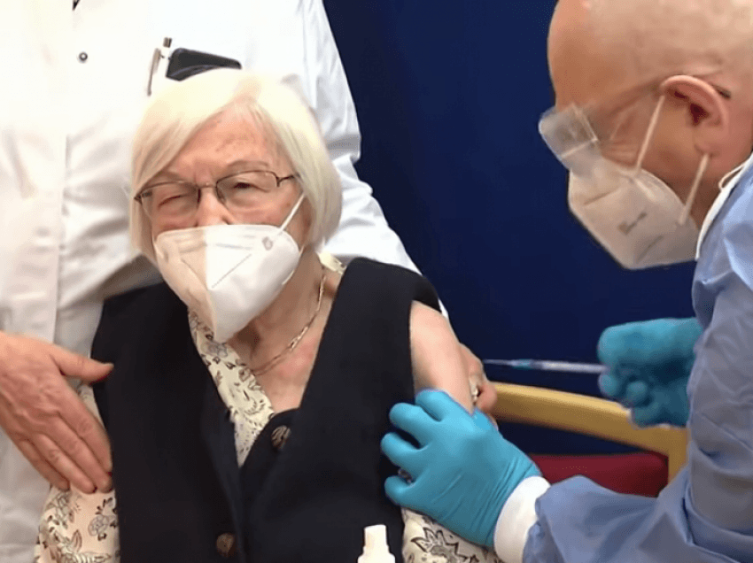 Mjeku shqiptar e vaksinon personin e parë në Berlin kundër COVID-19